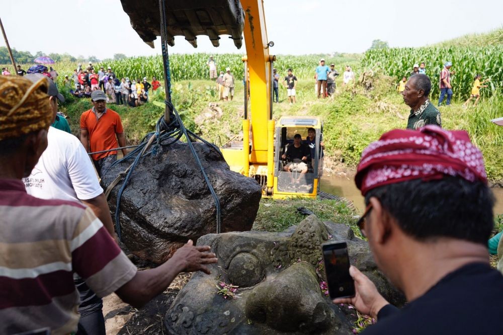 Cegah Kerusakan, Arca Pentul di Kediri  Diangkat dari Sungai