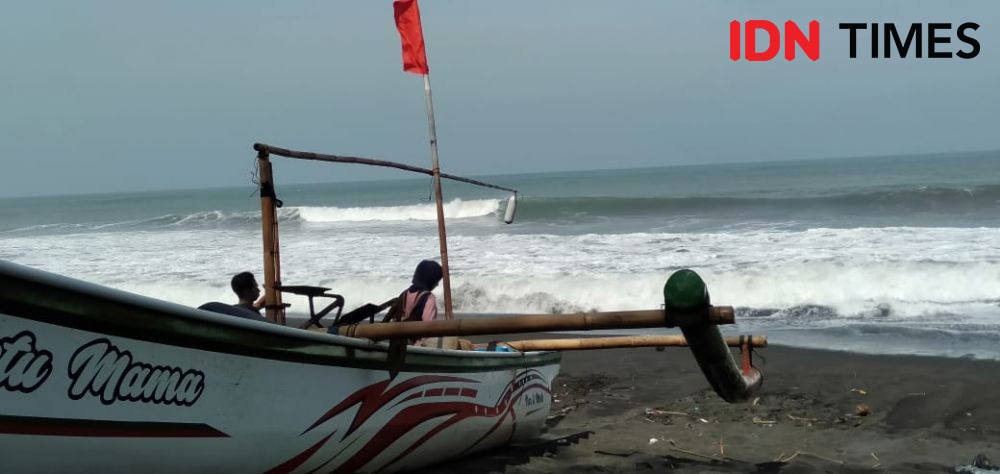 Gelombang Pasang, Warung Makan Seafood Pantai Depok Aman