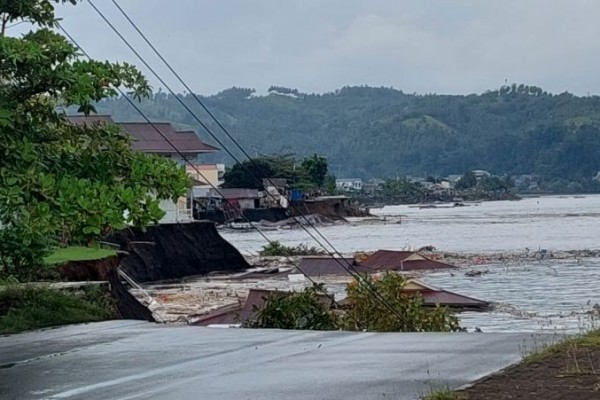 Abrasi Pesisir Amurang Minahasa Selatan Robohkan Bangunan Warga