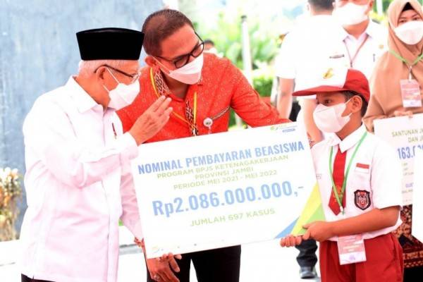 Wapres Serahkan Manfaat Dan Beasiswa BPJS Ketenagakerjaan