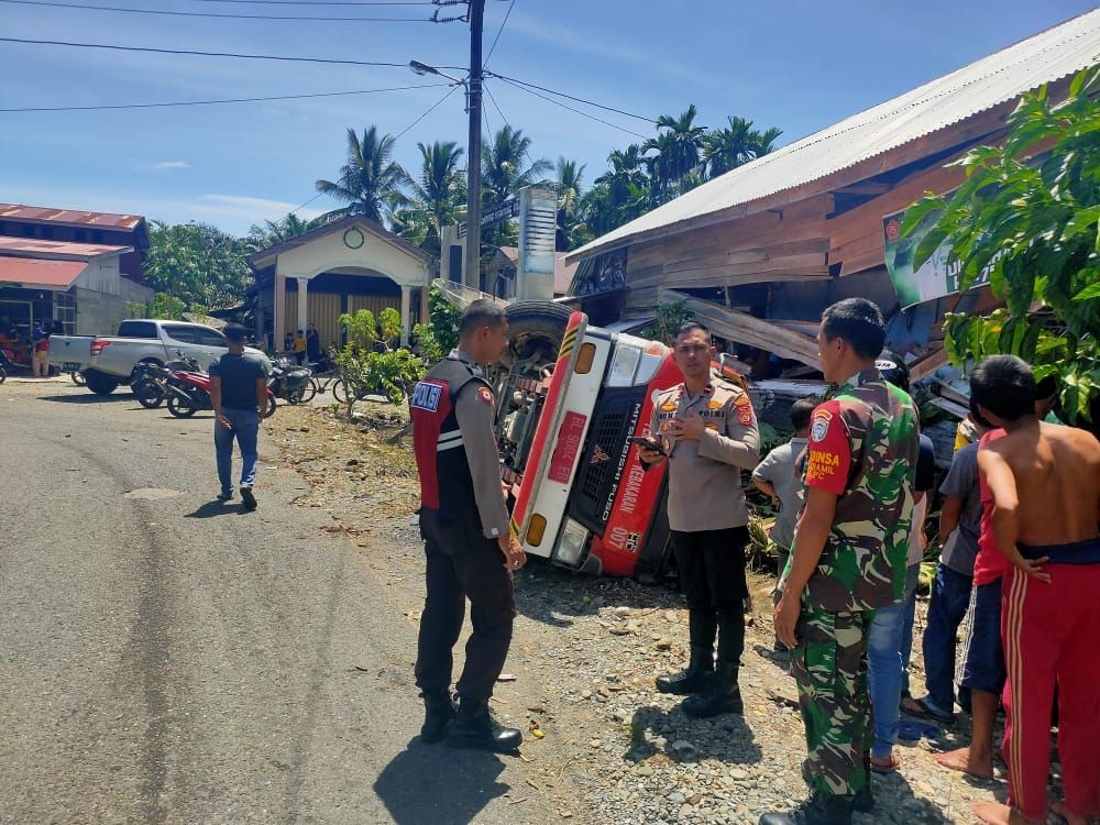 Mobil Damkar Aceh Barat Terbalik dan Hantam Rumah, Satu Petugas Tewas