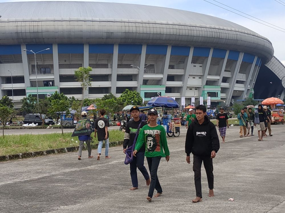 Ratusan Bonek Tidur di Sekitar Stadion GBLA Jelang Persib vs Persebaya