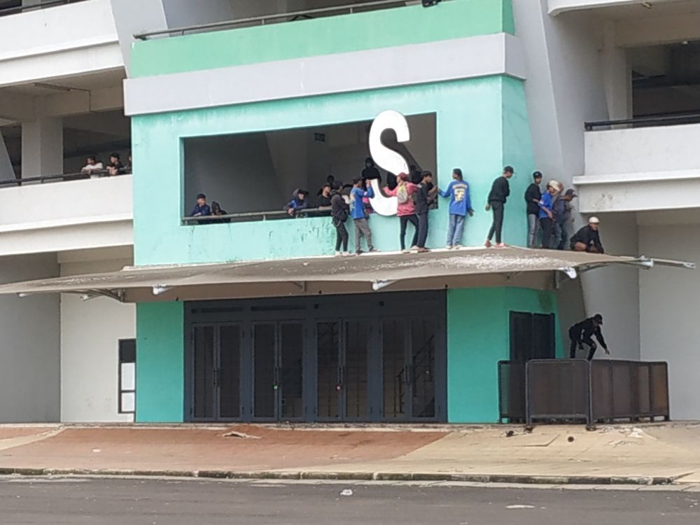Ratusan Bonek Tidur di Sekitar Stadion GBLA Jelang Persib vs Persebaya