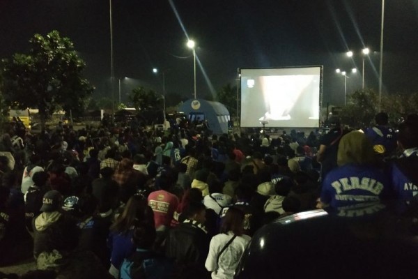 Ratusan Suporter Nonton Bareng di Parkiran Stadion GBLA