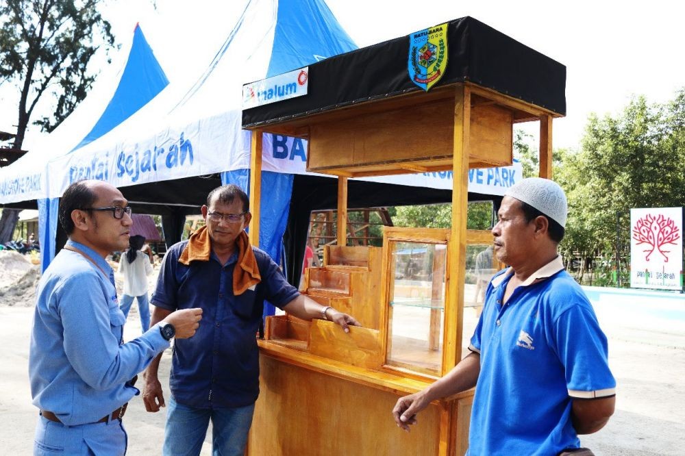 Pelaku UMKM di Pantai Sejarah Batubara Dapat Bantuan Gerobak dan Tenda