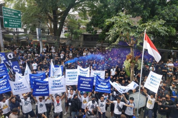 Buntut 2 Penonton Meninggal, Bobotoh Geruduk Graha Persib Bandung
