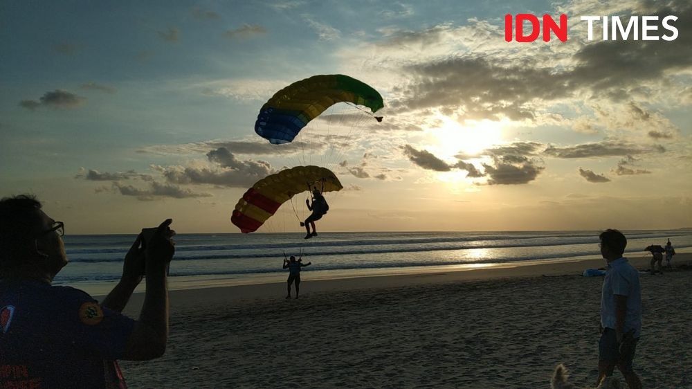8 Personel Basarnas Bali Siaga Amankan Bali Boogie Skydiving