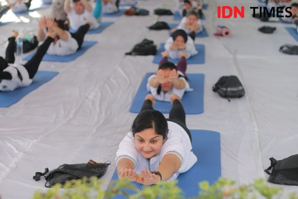 Ratusan Orang Rayakan Hari Yoga Internasional di Konjen India Medan
