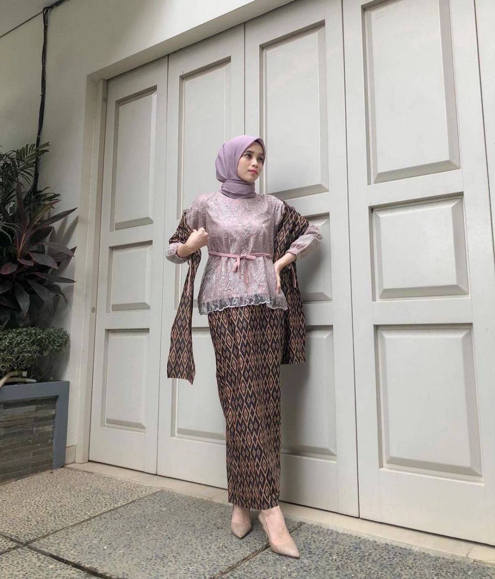 10 Inspirasi Kebaya Brokat Muslim, Model Dan Warnanya Top!