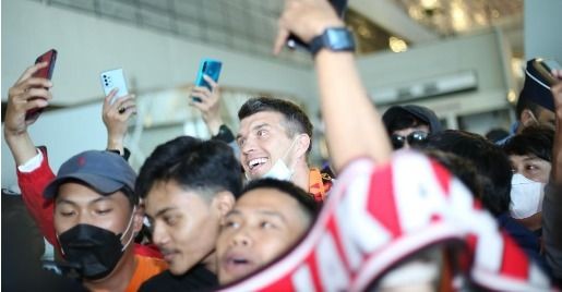 Pemain asing baru Persija, Ondrej Kudela disambut The Jakmania, Selasa (21/6/2022). (Foto/Persija)