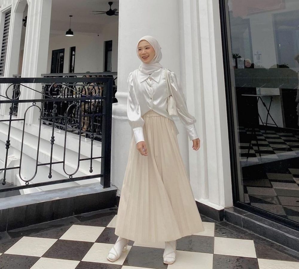 10 Ide OOTD Hijab Elegan Pakai Busana Silk, Mewah Dilihat!