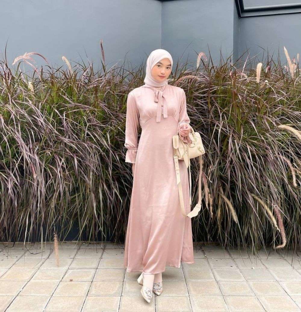 10 Ide OOTD Hijab Elegan Pakai Busana Silk, Mewah Dilihat!