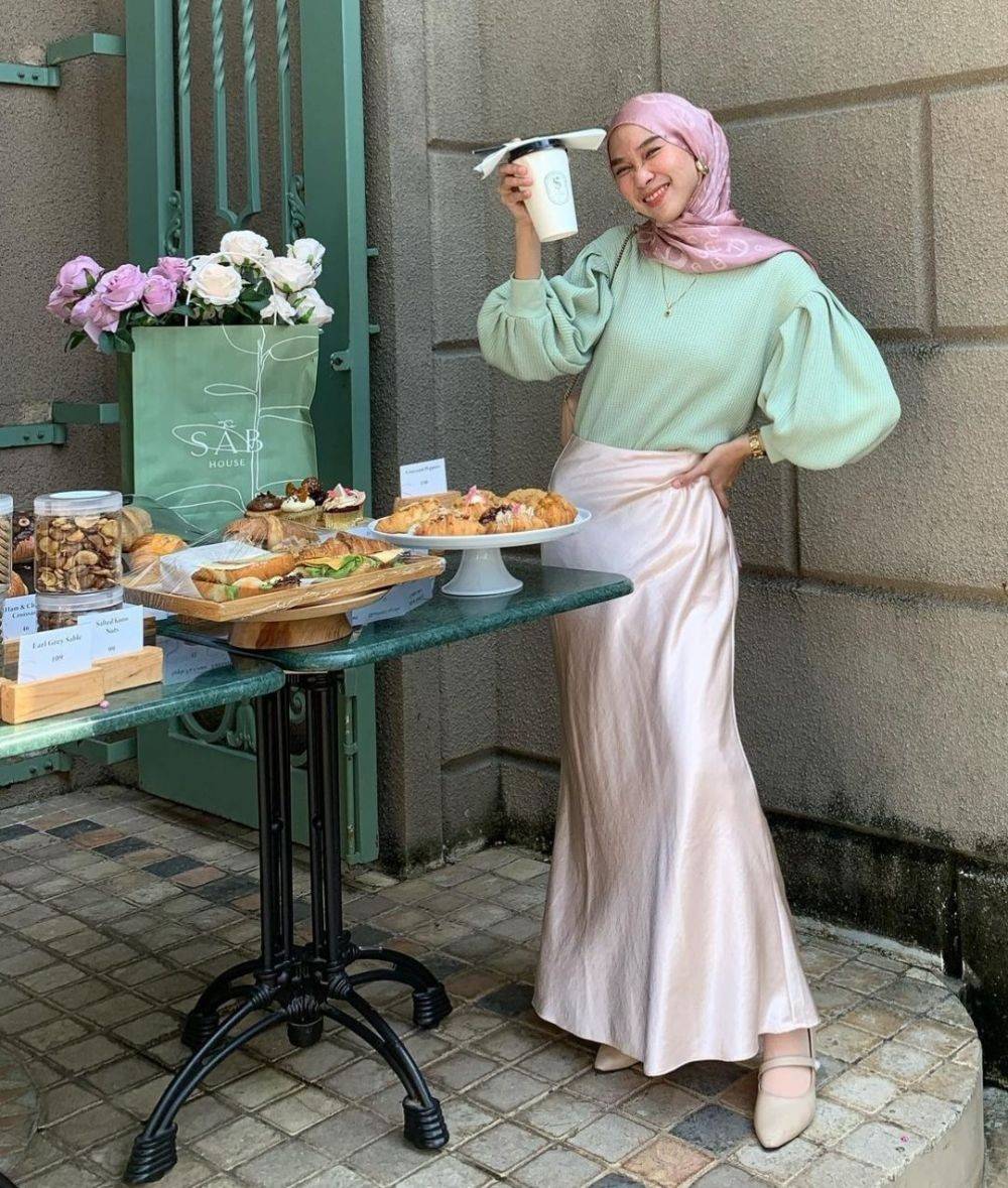 10 Ide OOTD Hijab Elegan Pakai Busana Silk, Mewah Dilihat!