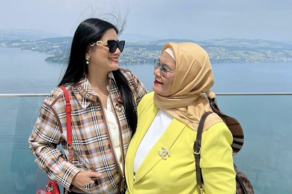 10 Potret Liburan Titi Kamal dan Sang Mama di Eropa, Quality Time!