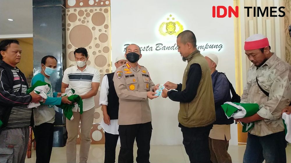 Jamaah Khilafatul Muslimin Serahkan Atribut ke Polresta Bandar Lampung