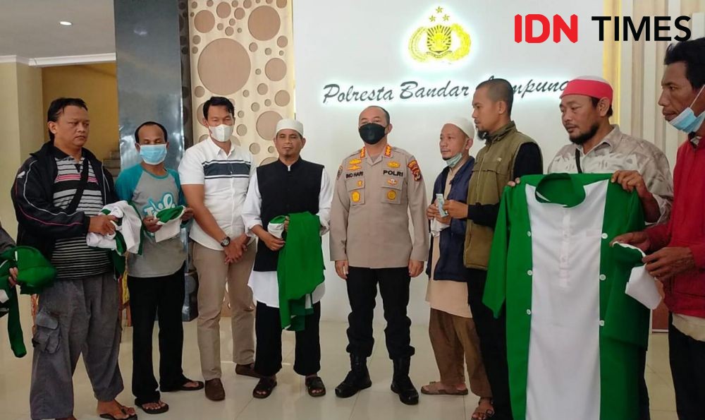 Jamaah Khilafatul Muslimin Serahkan Atribut ke Polresta Bandar Lampung