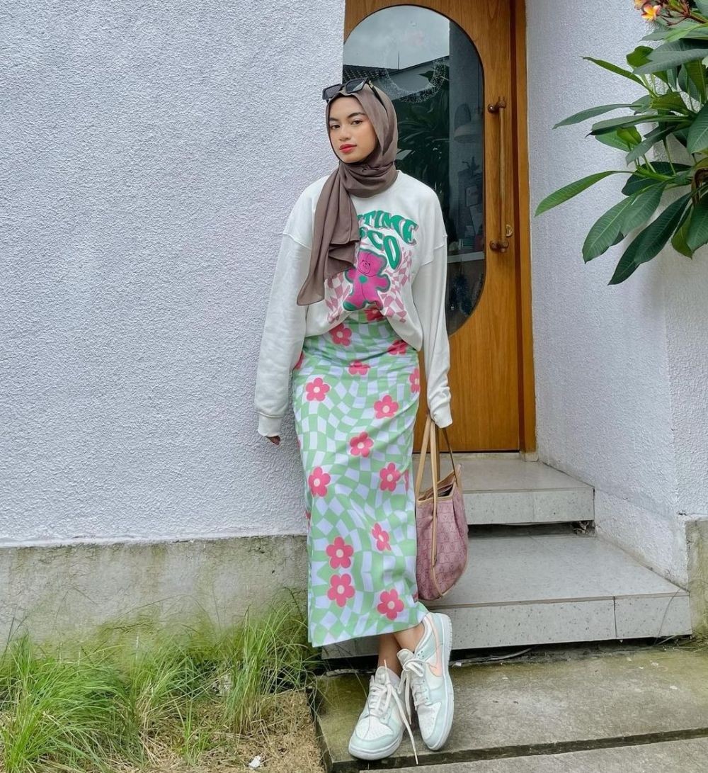 10 Ide OOTD Hijab dengan Sweater, Gaya Boyish sampai Girly