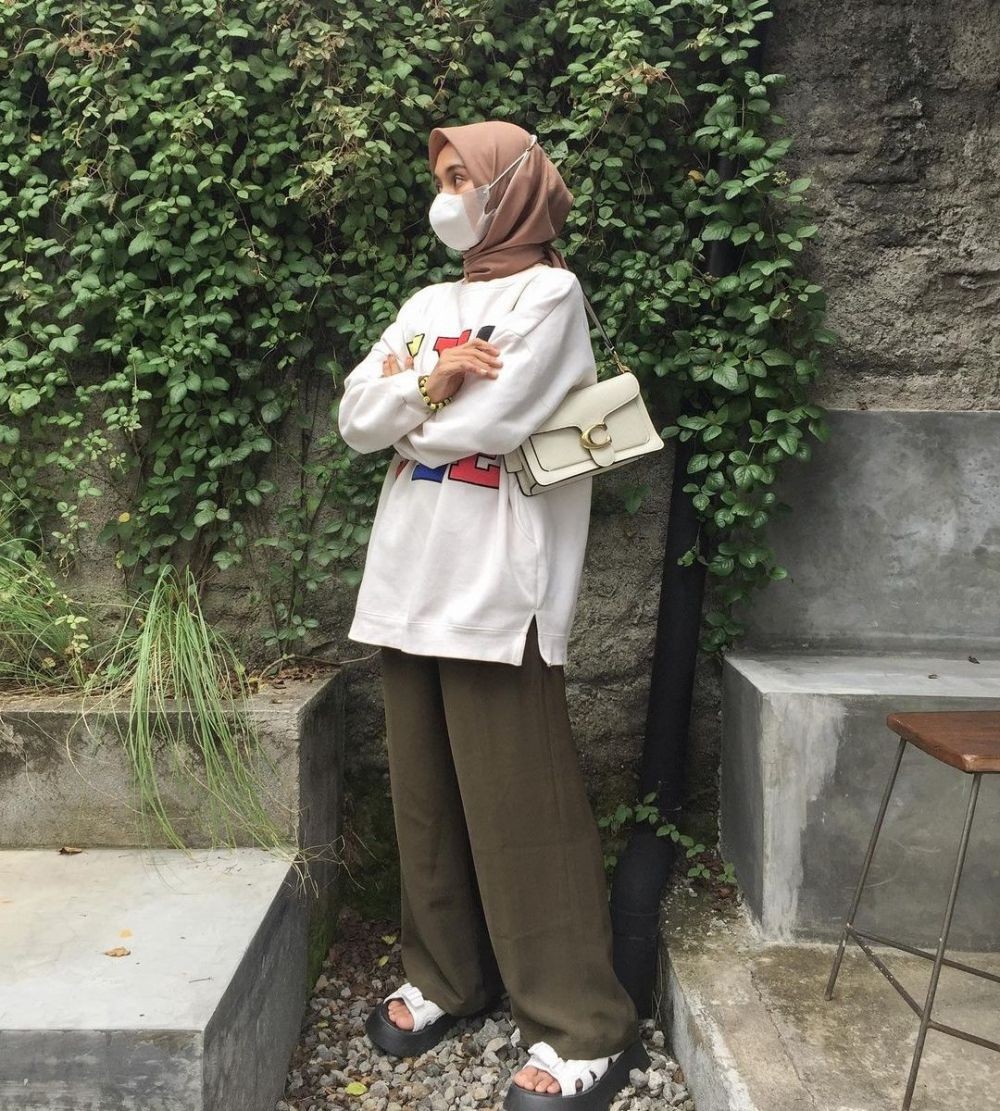 10 Ide OOTD Hijab dengan Sweater, Gaya Boyish sampai Girly