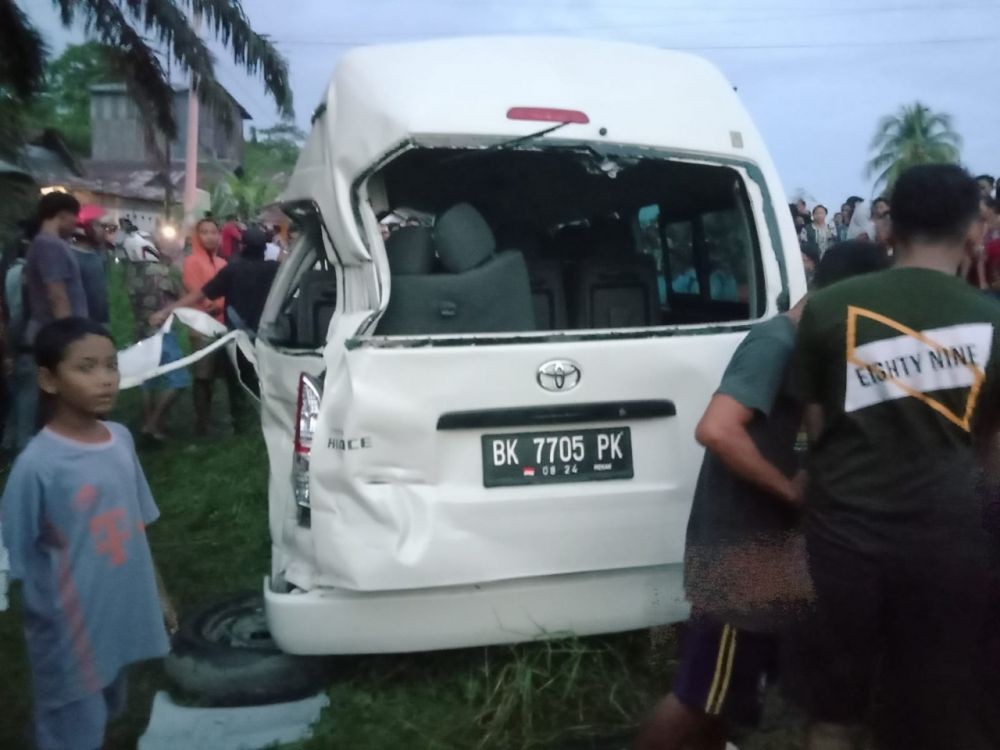 Isak Tangis Iringi Pemakaman Sopir Minibus yang Tertabrak Kereta Api