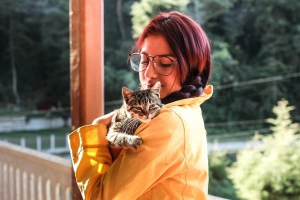 5 Cara Menggendong Kucing yang Benar agar Gak Dicakar