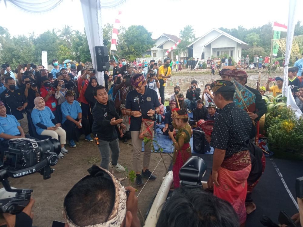 Masuk 50 Besar ADWI, Sandi Kunjungi Desa Wisata Buwun Sejati di Lombok
