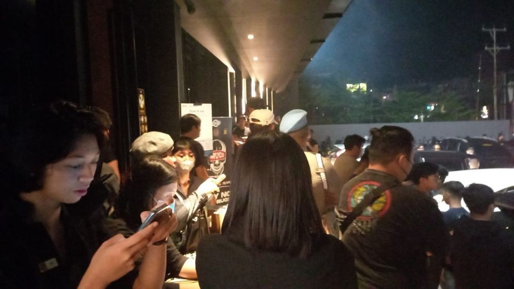 Polisi Bubarkan Pengunjung Holywings di Palembang Tadi Malam