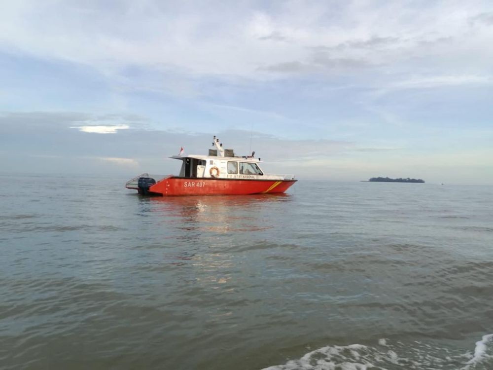 Kapal LCT Muat Alat Berat Tenggelam di Perairan Sanipah, Kalsel