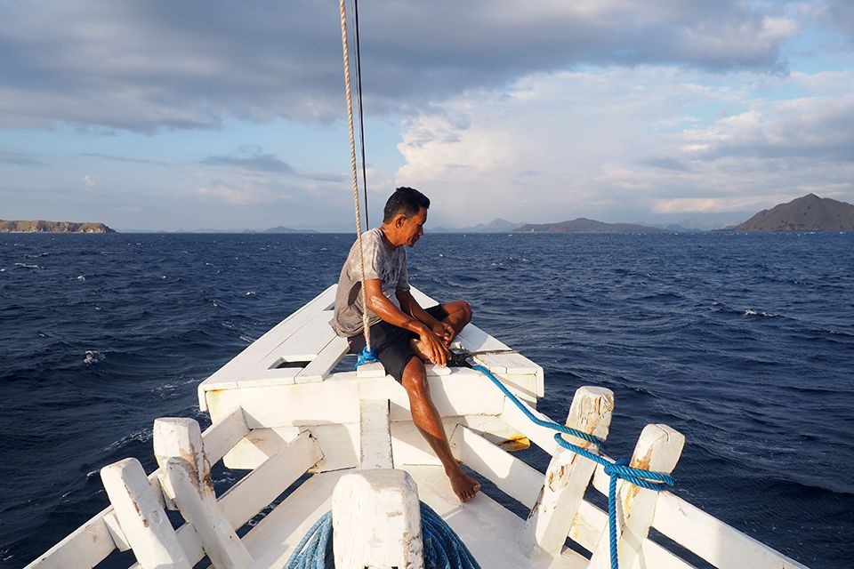 Berlayar dengan Kapal Pinisi Bersama Pelaut Bugis di Labuan Bajo