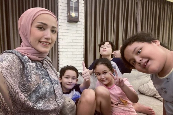 9 Artis Jadi Istri Pejabat Saat Momong Anak, Aura Keibuannya Memancar