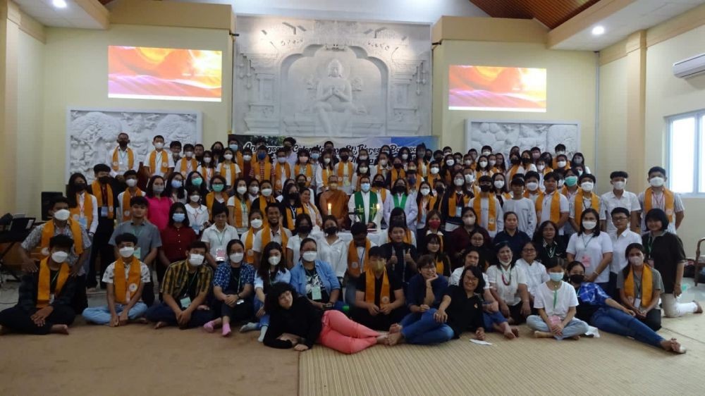 Sakramen Unik, 128 Pemuda Katolik Semarang Berikan Sedekah kepada Biksu