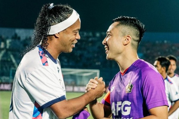 Main 30 Menit, Ronaldinho Pukau Penonton Stadion Kanjuruhan
