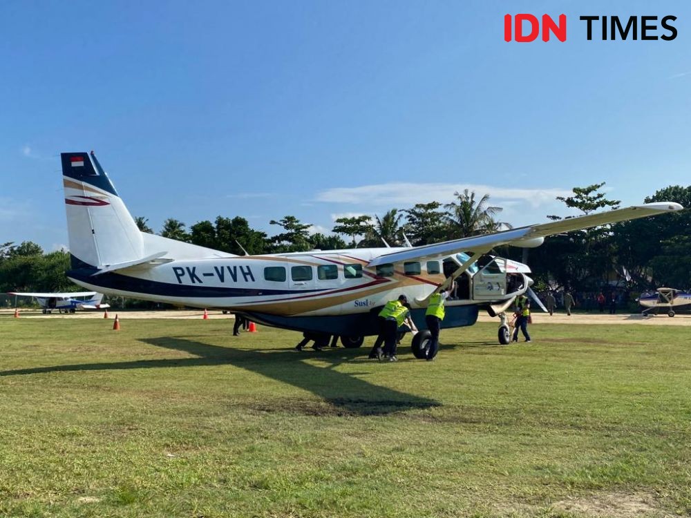 Gegara Ombak Tinggi, 12 Wisatawan di Karimunjawa Pilih Nyarter Pesawat