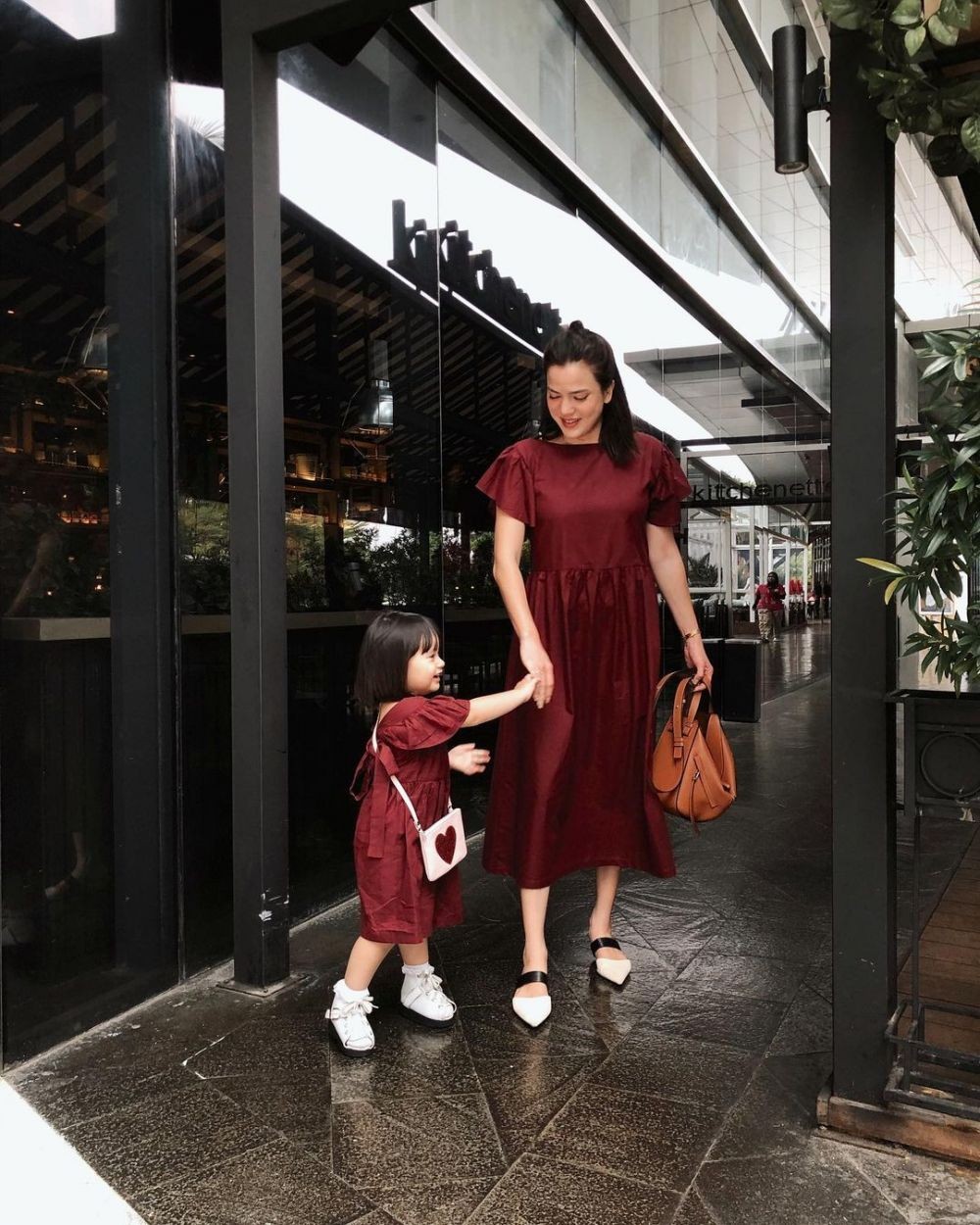 12 Inspirasi OOTD Kompak Liburan Ibu dan Anak, Harmonis!