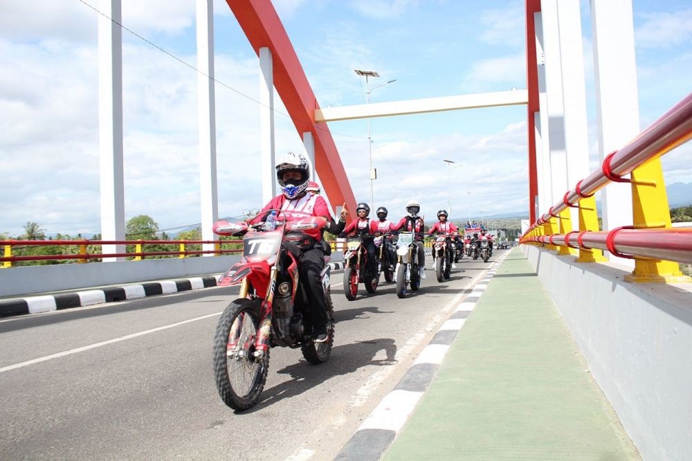 Ratusan Bikers CRF150L Dukung Delvintor di MXGP Samota