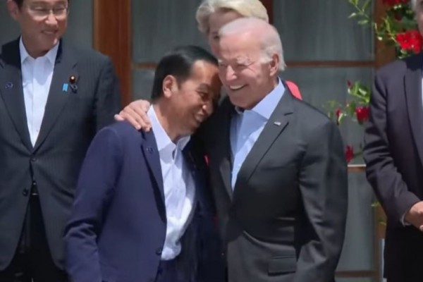 7 Foto Istimewanya Jokowi, Diapit Kanselir Jerman Dirangkul Joe Biden