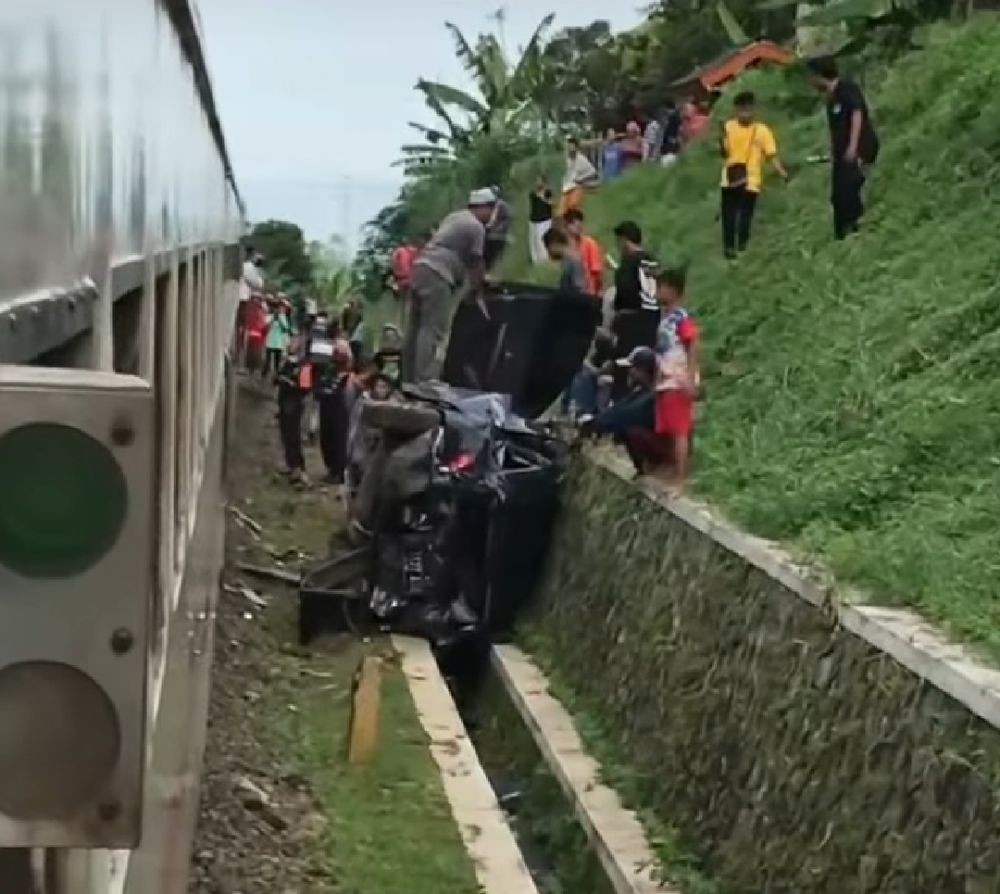 Tertabrak KA Siliwangi di Cianjur, Mobil Terseret 100 Kilometer