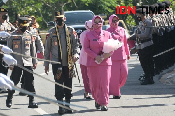 Kapolda Lampung Irjen Akhmad Wiyagus Disambut Pedang Pora dan Pocil