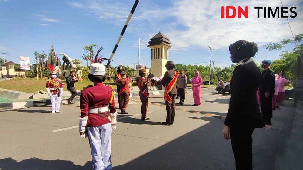 Kapolda Lampung Irjen Akhmad Wiyagus Disambut Pedang Pora dan Pocil