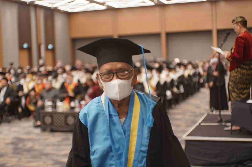 Kakek Berusia 80 Tahun di Lombok Raih Gelar Sarjana Sains