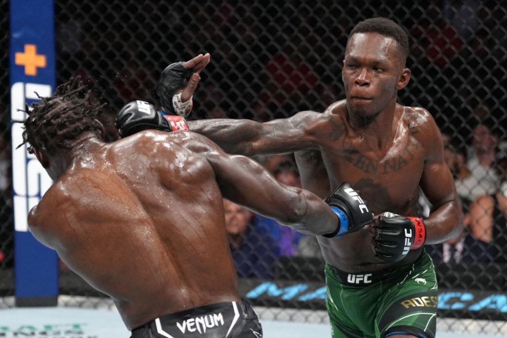 Tiru The Undertaker, Israel Adesanya Pertahankan Sabuk Juara UFC