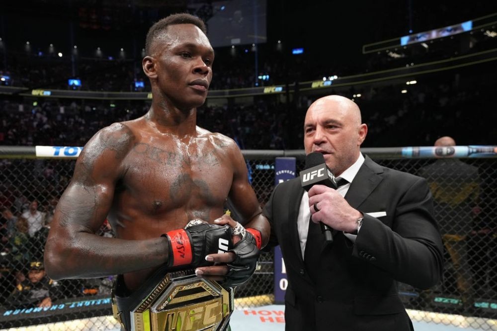 Tiru The Undertaker, Israel Adesanya Pertahankan Sabuk Juara UFC