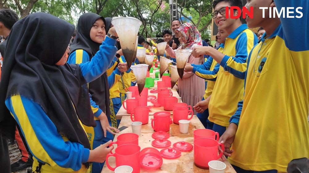 1.001 Peserta Menyaring Kopi Terbanyakdi Banda Aceh Masuk Rekor Muri