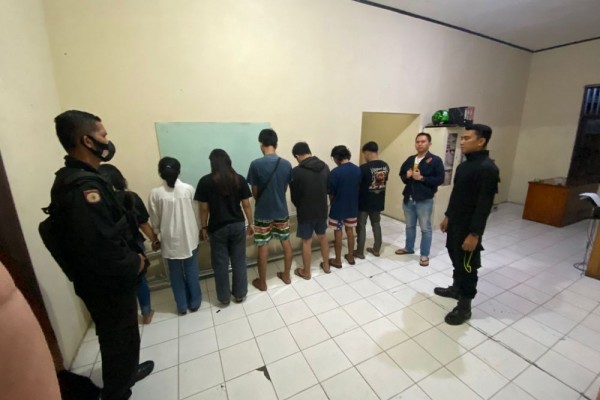 Gerombolan Terciduk Minum Miras, Satu Pelaku Nekat Tabrak Motor Polisi