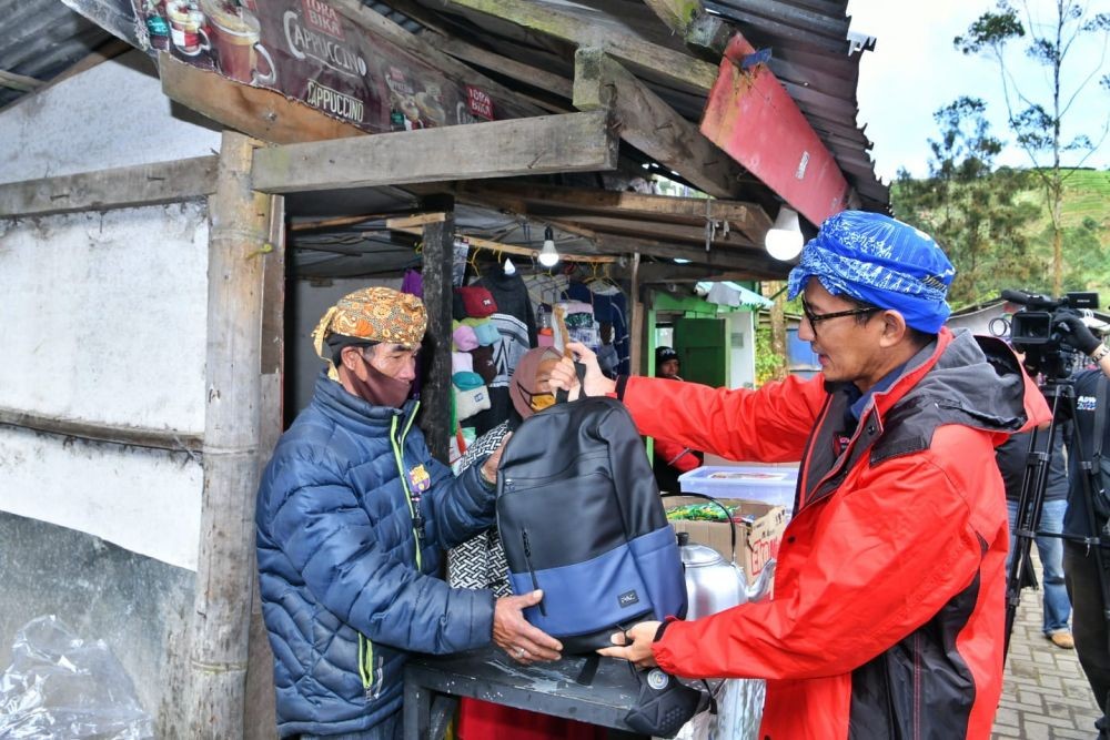 Kunjungi Desa Tertinggi di Jawa, Sandiaga Uno Berikan Modal Penjual Kopi