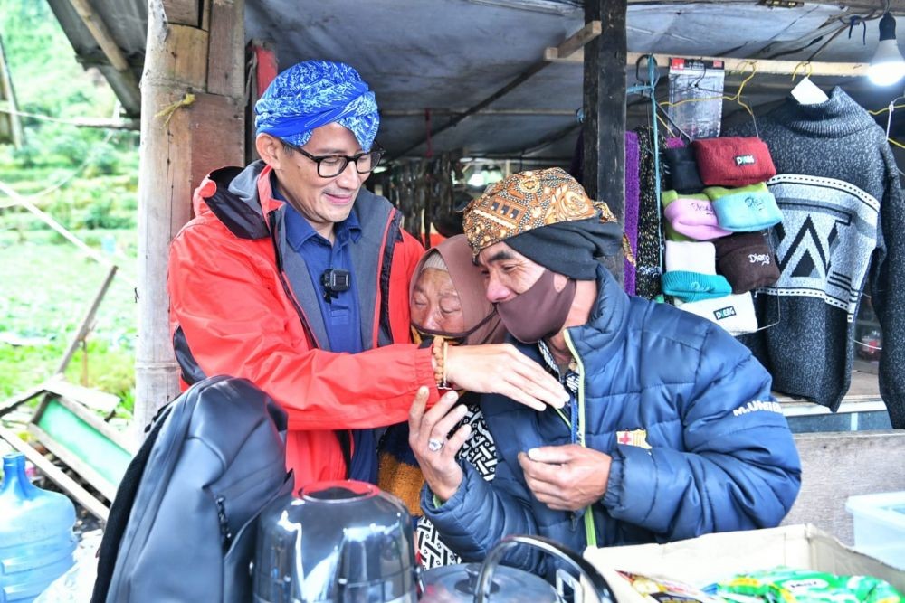 Kunjungi Desa Tertinggi di Jawa, Sandiaga Uno Berikan Modal Penjual Kopi