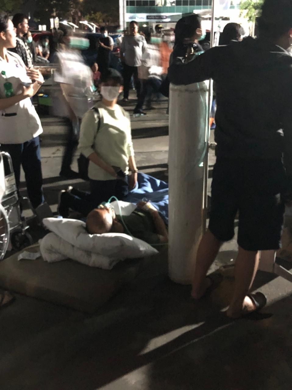 [BREAKING] Ada Kepulan Asap, Pasien RS Siloam Sriwijaya Dievakuasi ke Parkiran
