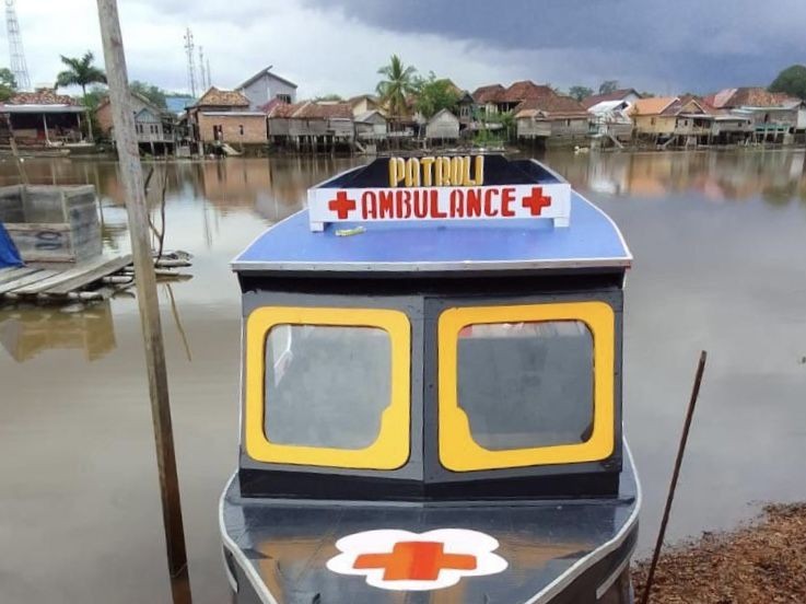 Salut, 2 Anggota Polsek Ini Bikin Ambulans Terapung Jemput Warga Sakit