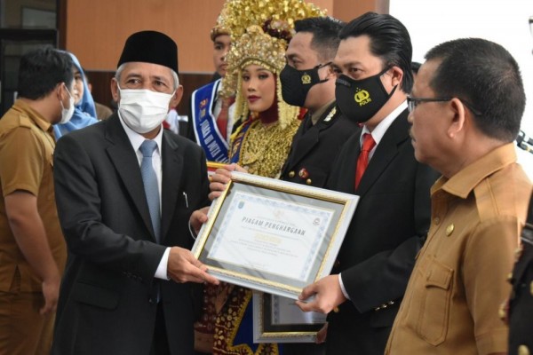 Salut, 2 Anggota Polsek Ini Bikin Ambulans Terapung Jemput Warga Sakit