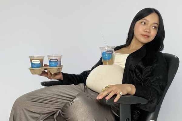 Segera Lahiran, 10 Potret Modis Fathia Izzati dengan Baby Bump