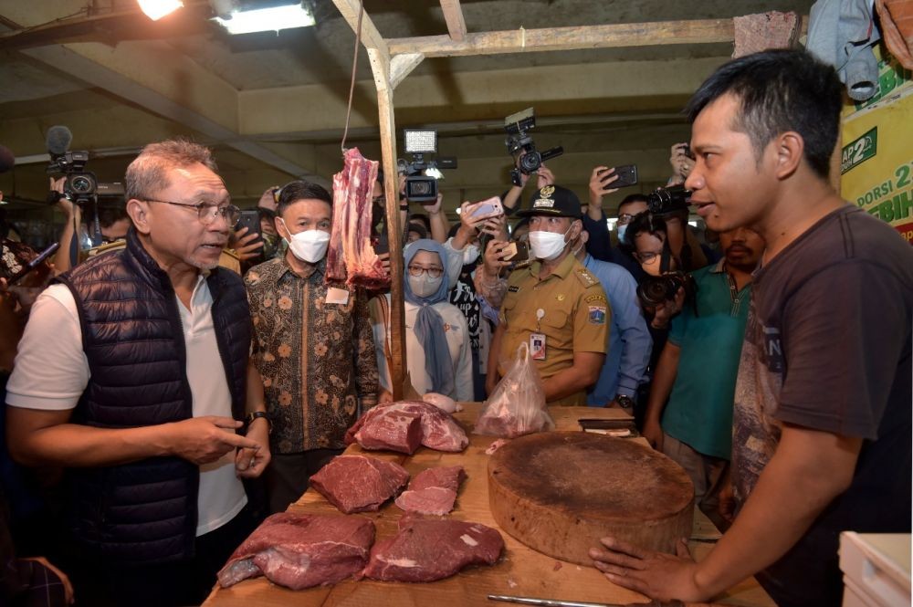 Cek ke Pasar Gayamsari, Zulhas Kaget Ada Minyak Goreng Curah Kemasan Botol